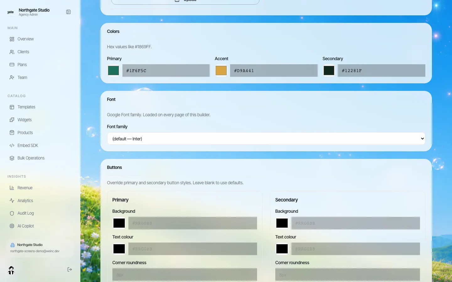 Markeneinstellungen mit Hex-Werten für Primär-, Akzent- und Sekundärfarbe, einer Auswahl für Google-Schriftfamilien und Überschreibungen für primäre und sekundäre Schaltflächen bei Hintergrund, Textfarbe und Eckenrundung