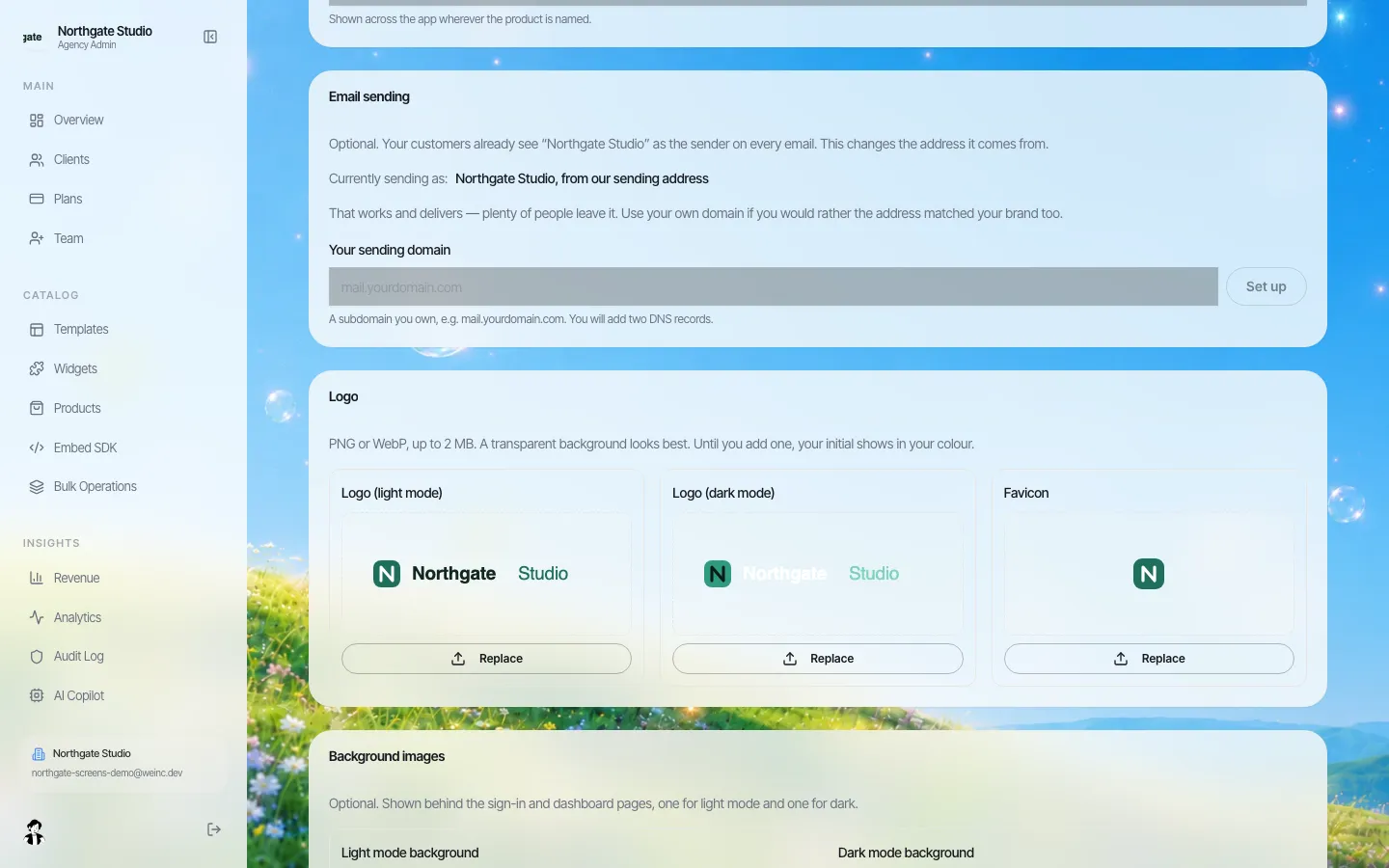 Configuração de envio de e-mail explicando que os clientes já veem o nome da marca como remetente, mostrando o endereço de envio atual e um campo para informar o seu próprio subdomínio de envio com um botão Configurar
