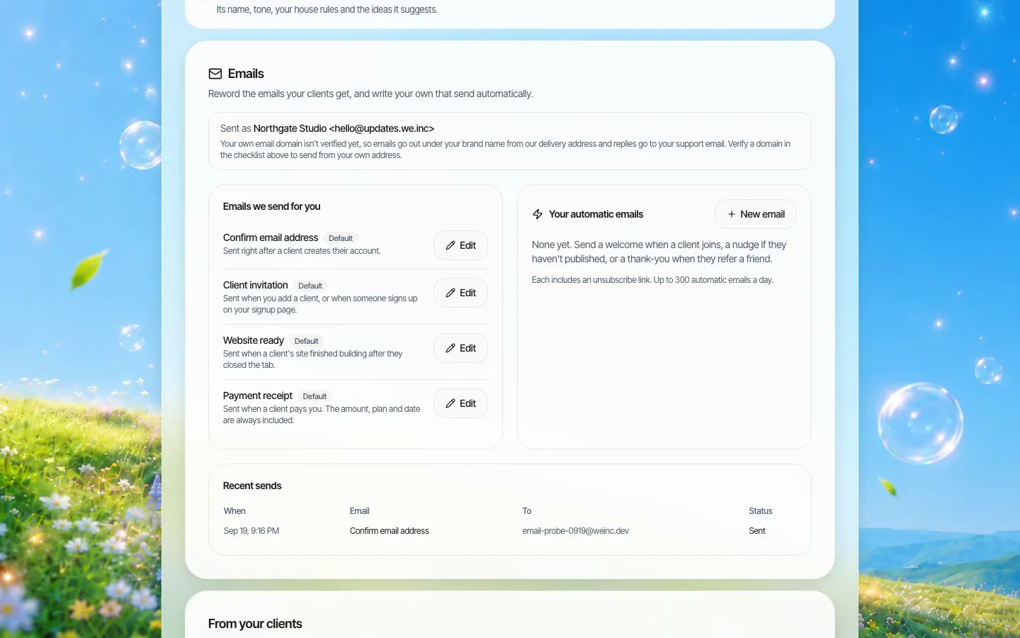 Seção de e-mails na configuração da marca, listando e-mails do sistema como confirmar endereço de e-mail, convite de cliente e site pronto, cada um com um botão Editar, e um painel de e-mails automáticos