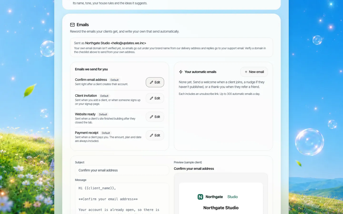 E-Mail-Editor mit Vorschau einer markenbezogenen System-E-Mail mit Markenlogo und Button