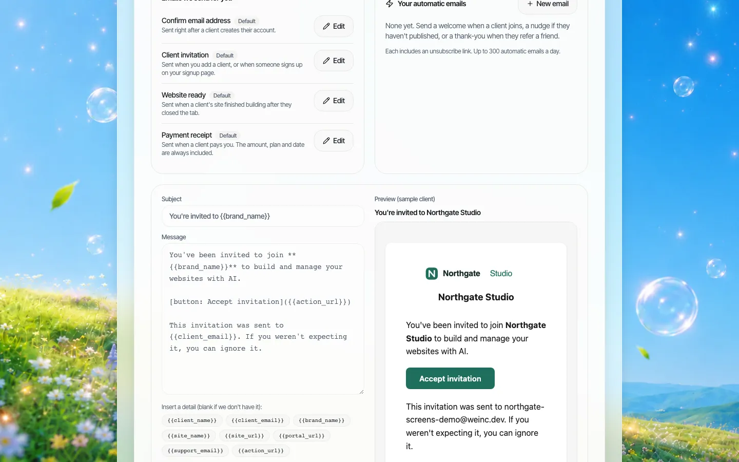 Editor do convite de cliente com o assunto Você foi convidado para nome da marca, o texto da mensagem, uma lista de dados inseríveis e uma prévia com um botão verde Aceitar convite