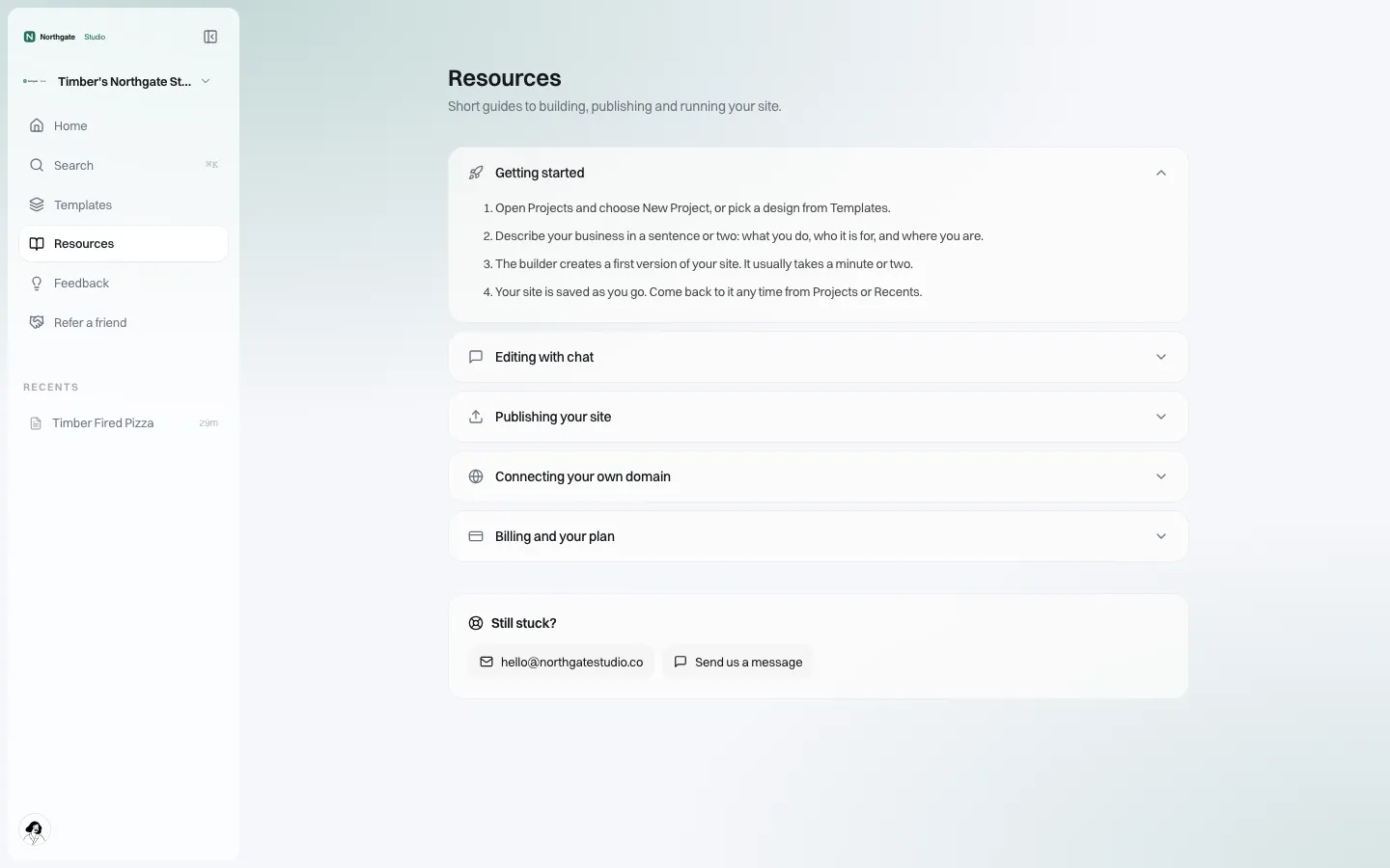 Página de ajuda e recursos com a marca no portal do cliente mostrando artigos de ajuda e o e-mail de suporte da marca