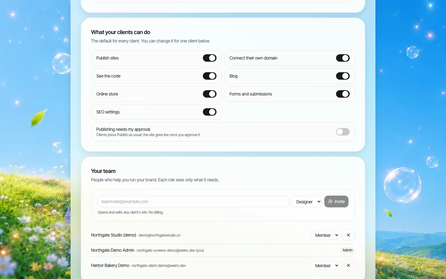 Markenweite Standards unter dem Titel „Was Ihre Kunden tun können“ mit Schaltern für Veröffentlichen, eigene Domain, Code, Blog, Shop, Formulare, SEO und Veröffentlichung erfordert meine Freigabe