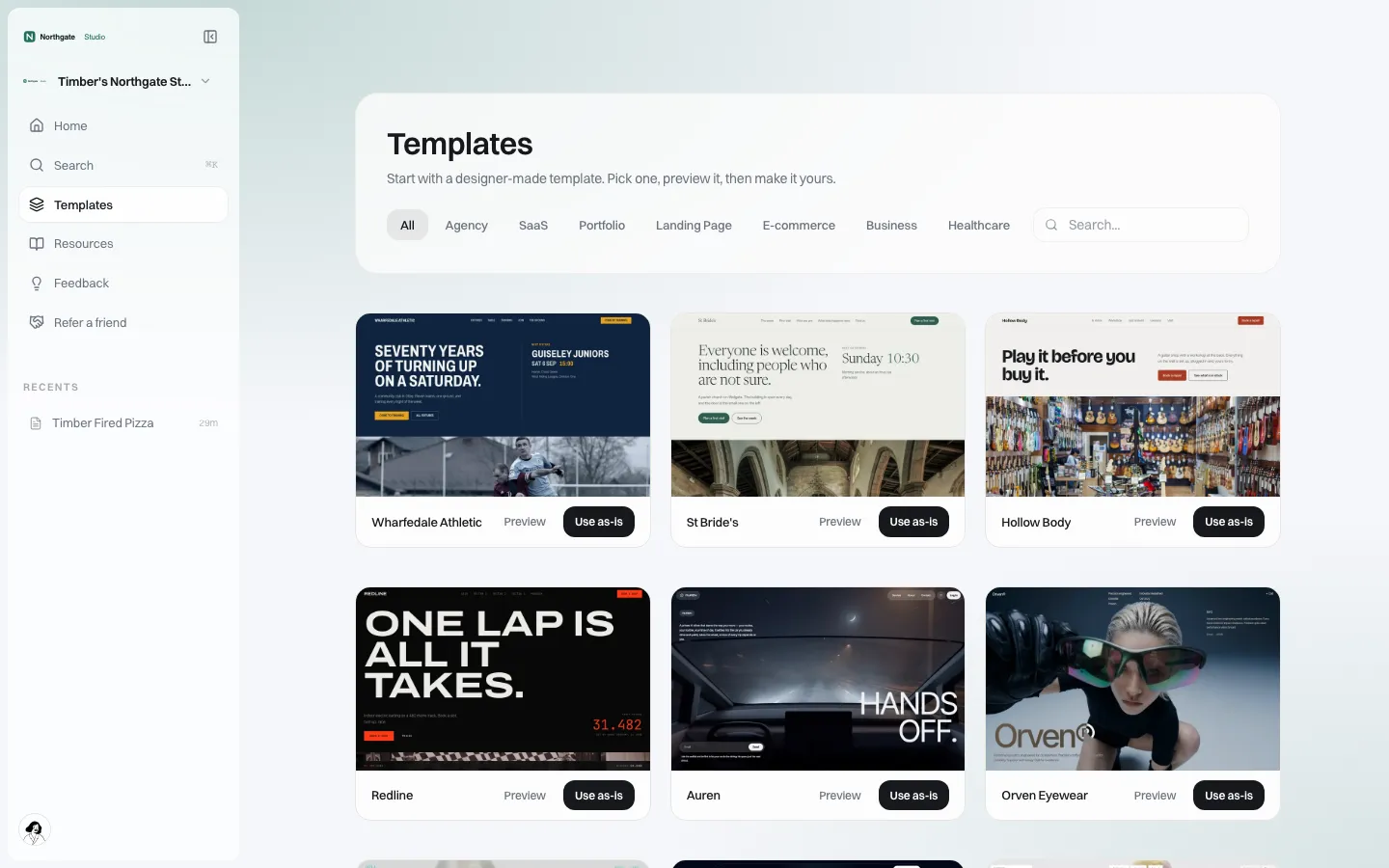 Página de Modelos no portal do cliente da marca de demonstração, com filtros de categoria (Agência, SaaS, Portfólio, Landing page, E-commerce, Negócios, Saúde), uma caixa de busca e cartões de modelos com os botões Prévia e Usar como está