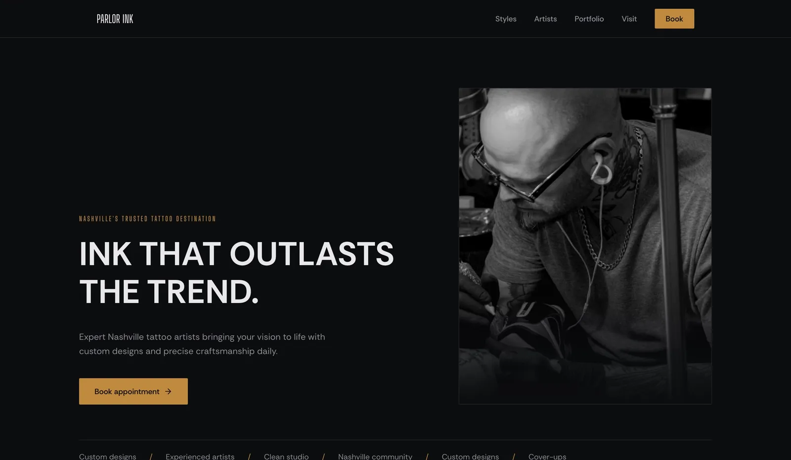 Ejemplo de diseño de sitio web para un tatuador ficticio de Nashville, creado con We.Inc, con una galería oscura y un botón de reservas.